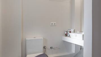 Een douche, een haardroger, handdoeken