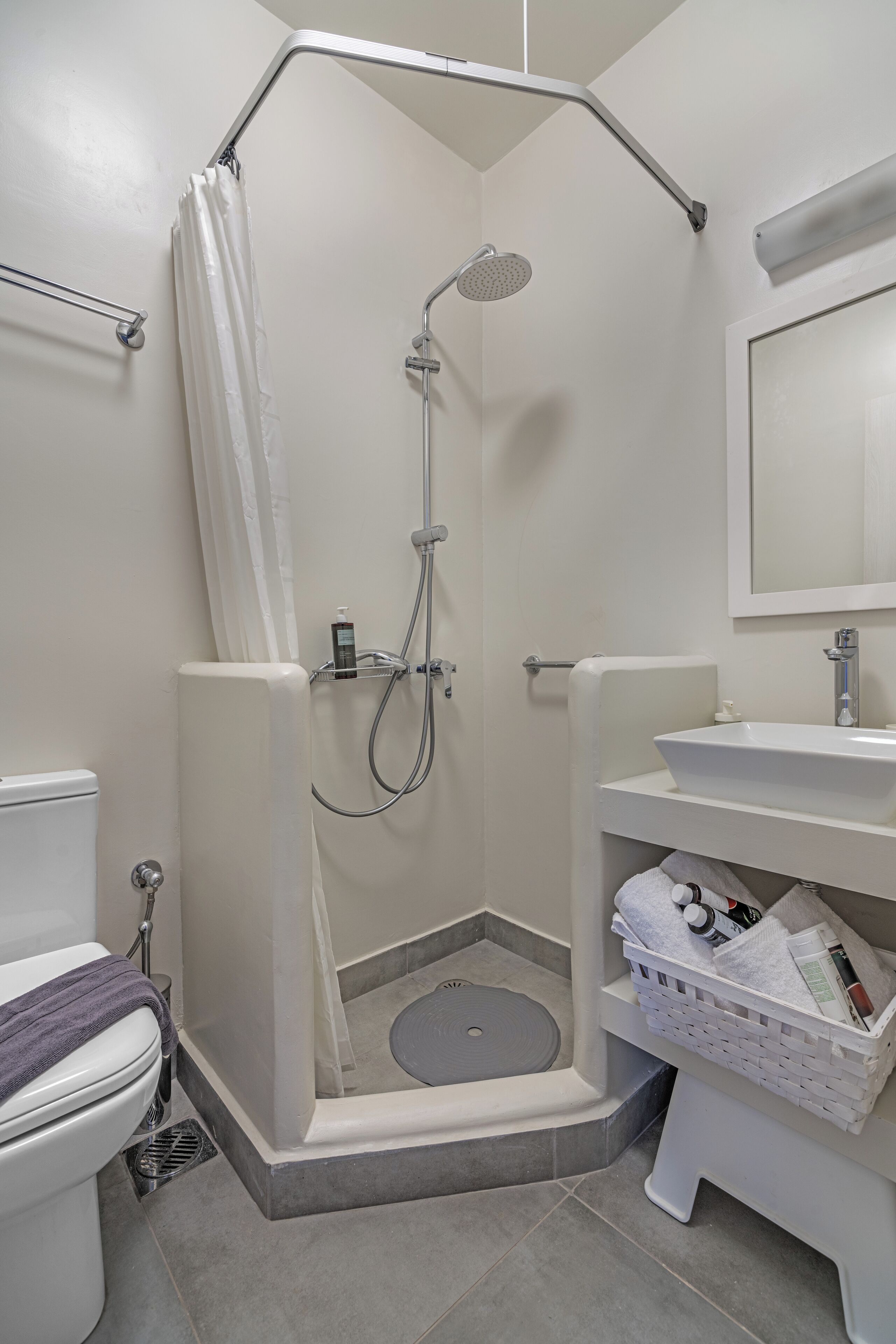 Suihku, hiustenkuivaaja, pyyhkeet