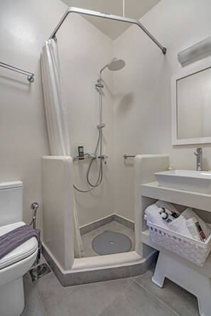 Dusj, hårføner og håndklær