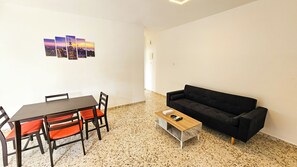 32-inch flat-screen TV with digital channels, TV - Unique City Center Rooms (Larnaca)