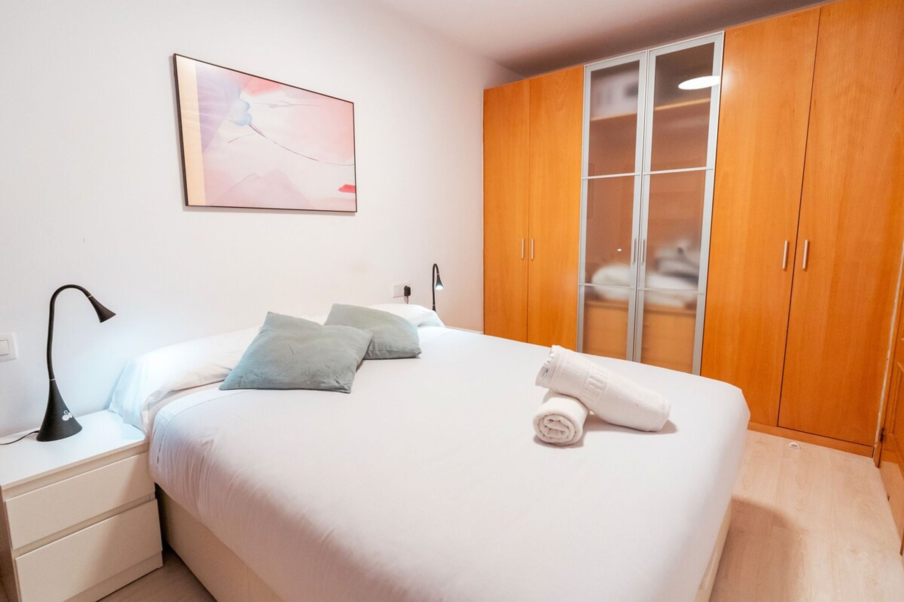 1 habitación y tabla de planchar con plancha 