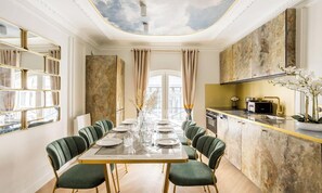 Dining - CHIC PARISIAN RETREAT: LUXURY 3-BEDROOM APARTMENT NEAR LOUVRE AND LE MARAIS (Paris)