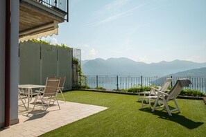 A patio with a view of mountains and a lake. - Panorama in Spiglia With 1 Bedrooms and 1 Bathrooms (Parzanica)
