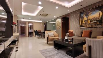 Presidentieel appartement, 2 slaapkamers, uitzicht op stad | Luxe beddengoed, een gratis minibar, een bureau, een laptopwerkplek