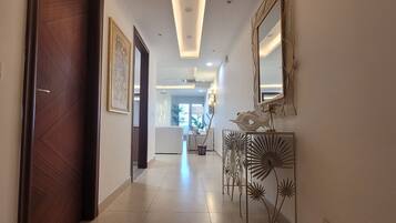 Departamento de lujo, 1 cama King size, vista a la ciudad | Área de sala de estar | Televisión LED de 50 pulgadas con canales digitales y Netflix