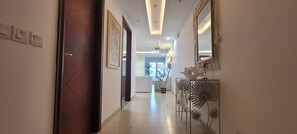 Apartamento de lujo, 1 cama de matrimonio grande, vistas a la ciudad | Zona de estar | Televisión LED de 50 pulgadas con canales digitales, Netflix