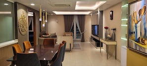 Presidential Apartment, 2 Bedrooms, City View | Ruang tamu | 50 inci televisyen LED dengan digital, Netflix, perkhidmatan penstriman