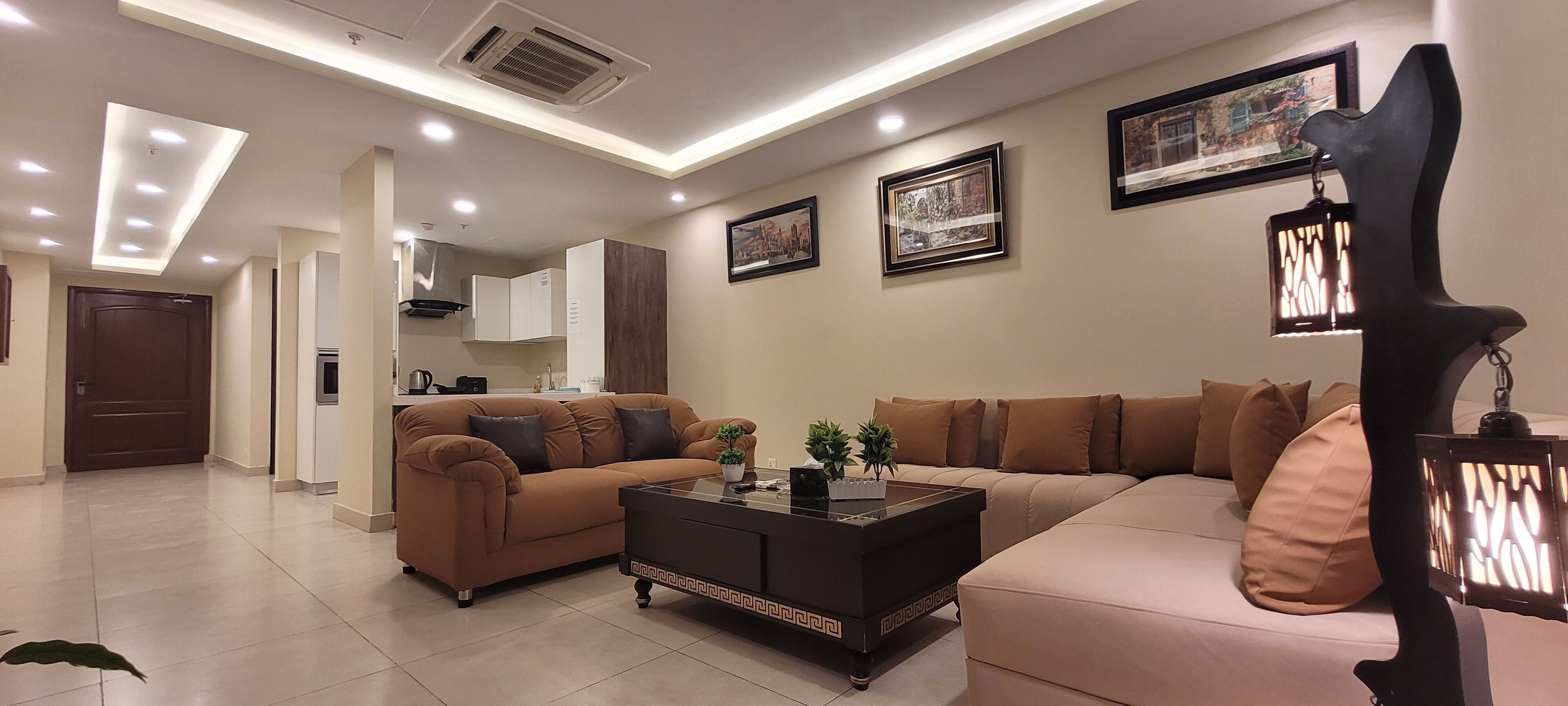 Departamento Elite, 1 cama King size, vista a la ciudad | Área de sala de estar | Televisión LED de 50 pulgadas con canales digitales y Netflix 