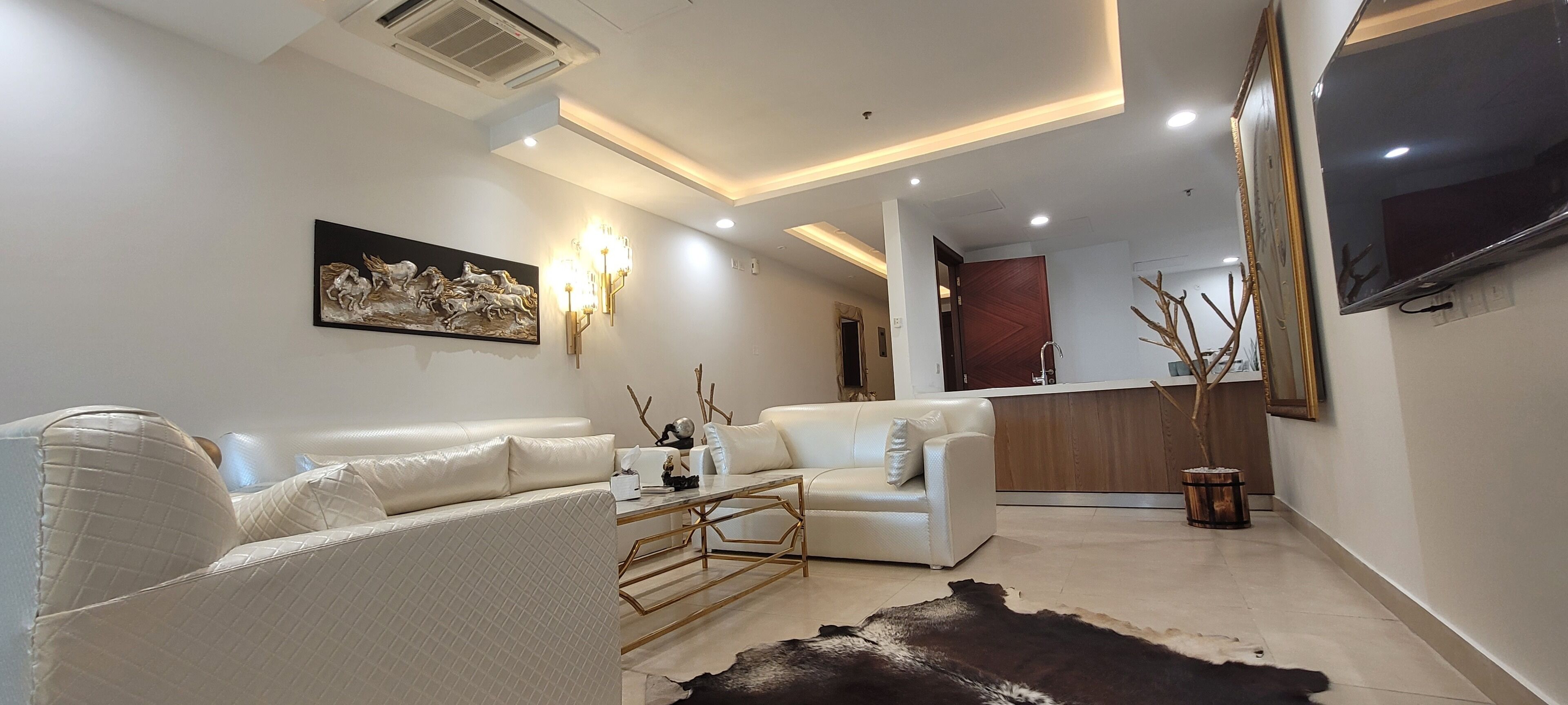 Departamento de lujo, 1 cama King size, vista a la ciudad | Área de sala de estar | Televisión LED de 50 pulgadas con canales digitales y Netflix 