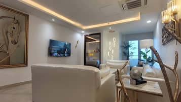 Luxury Apartment, 1 King Bed, City View | Living area