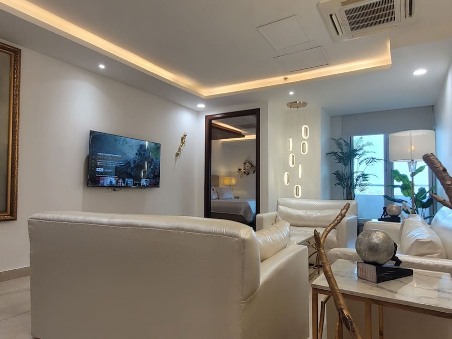 Luxury Apartment, 1 King Bed, City View | Living area