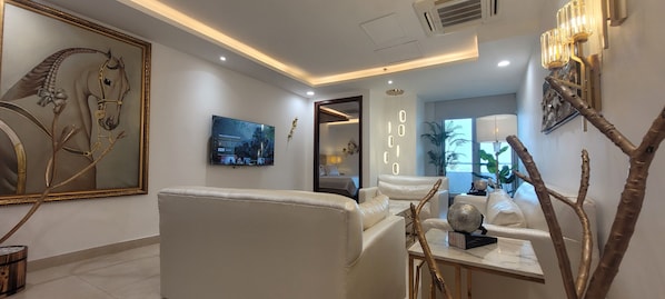 Apartamento de lujo, 1 cama de matrimonio grande, vistas a la ciudad | Zona de estar | Televisión LED de 50 pulgadas con canales digitales, Netflix