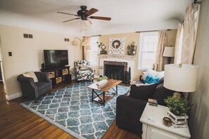 Smart TV, fireplace - Charming Cottage • Cozy Family Getaway! (Greeley)