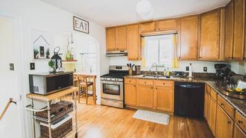 Een koelkast, een magnetron, een oven, een kookplaat