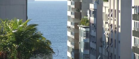 En hög byggnad med balkonger som vetter ut mot en sjö eller ett annat vattendrag.