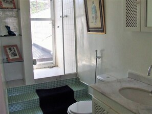 Dusche, Haartrockner, Handtücher, Seife