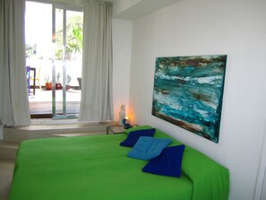 3 sovrum, skrivbord, strykjärn/strykbräda och resesäng