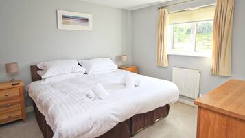 4 bedrooms, iron/ironing board, free WiFi, bed sheets