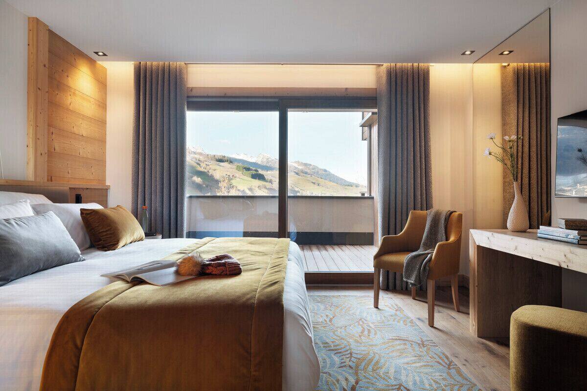 Premium bedding, in-room safe, soundproofing, WiFi (free)