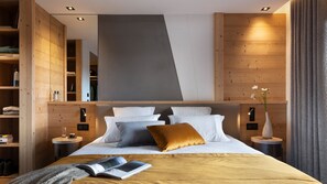 Rom – deluxe, dalutsikt | Sengetøy av topp kvalitet, safe på rommet og lydisolert