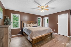 3 chambres, fer et planche à repasser, Wi-Fi, draps fournis