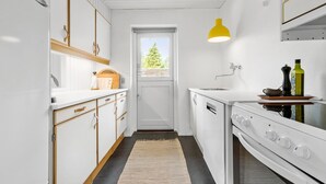 Kaffetrakter/tekoker, kjøleskap, kokeplater og oppvaskmaskin