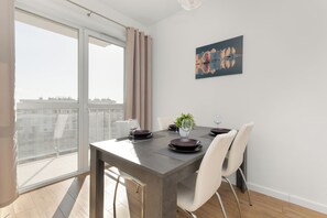 Appartement, 2 chambres, balcon | Salle Ă manger