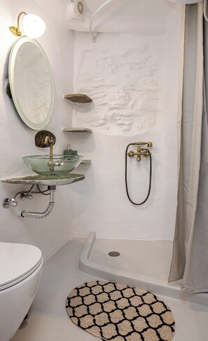 Sèche-cheveux, serviettes fournies, savon, shampoing