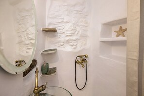 Sèche-cheveux, serviettes fournies, savon, shampoing