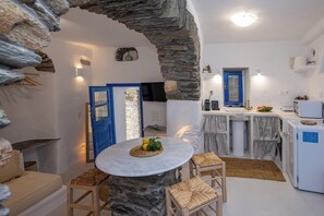Interior - Adamma Tinos (Tzados)