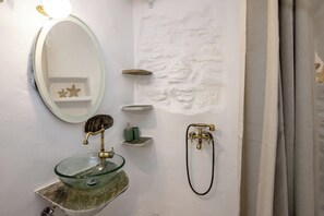 Sèche-cheveux, serviettes fournies, savon, shampoing