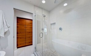 Shower, hair dryer, towels - Courtside Contemporary | Updated Condo with Style & West-Facing Vista – managed by Greenday (Rancho Mirage)
