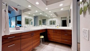 Shower, hair dryer, towels - Courtside Contemporary | Updated Condo with Style & West-Facing Vista – managed by Greenday (Rancho Mirage)