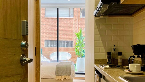 A modern kitchen with a built-in stove, a coffee machine, and a sink. - w Phenomenal Loft With Modern Deco in Bogota (Bogotá)