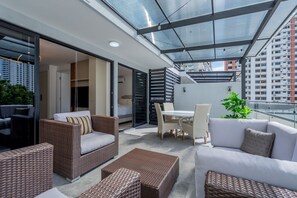 A modern outdoor living space with wicker furniture, a dining table, and chairs. - w Radiant 1BR w Modern Balcony in San Francisco (Panama City)