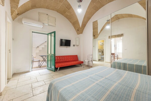 1 bedroom, bed sheets - Monolocale Borgo Antico In Gallipoli (Gallipoli)