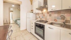 Full-sized fridge, oven, cookware/dishes/utensils - Monolocale Borgo Antico In Gallipoli (Gallipoli)