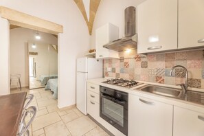 Full-sized fridge, oven, cookware/dishes/utensils - Monolocale Borgo Antico In Gallipoli (Gallipoli)