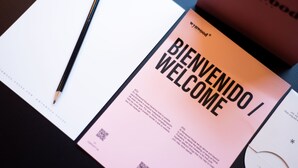 A brochure with the text "BIENVENIDO / WELCOME" and a pencil on a sheet of paper. - Lovely Loft With Modern Deco in Chapinero (Bogotá)
