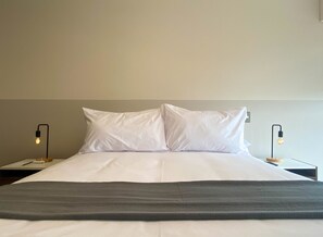 3 bedrooms, desk, Internet - w Magnificent 3BR w Balcony in San Isidro (Lima)