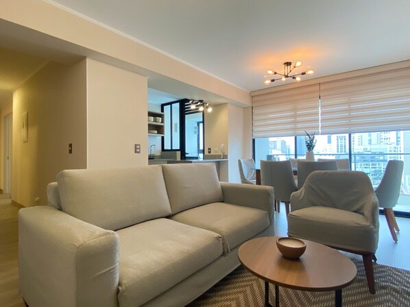 3 bedrooms, desk, Internet - w Magnificent 3BR w Balcony in San Isidro (Lima)