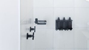 A modern bathroom with a glass shower enclosure, a handheld showerhead, and a wall-mounted faucet. - w Splendid Loft w Fantastic Deco in Bogota (Bogotá)