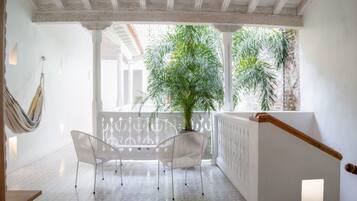 3 bedrooms, desk, Internet