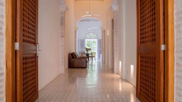 3 bedrooms, desk, Internet