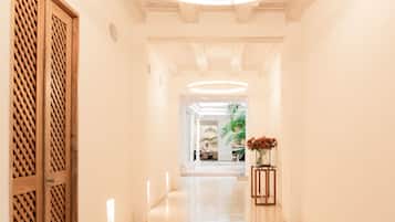 3 bedrooms, desk, Internet