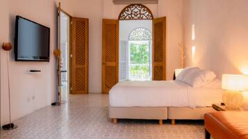 House | 3 bedrooms, desk, Internet