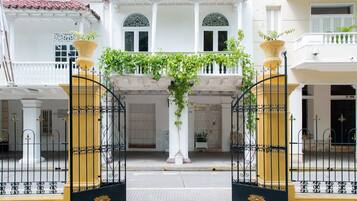 3 bedrooms, desk, Internet