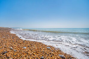 House | 4 bedrooms, Internet - Large Family Getaways Metres From the Beach (Pevensey)