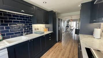 House | 4 bedrooms, iron/ironing board, Internet