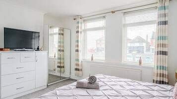 House | 4 bedrooms, iron/ironing board, Internet